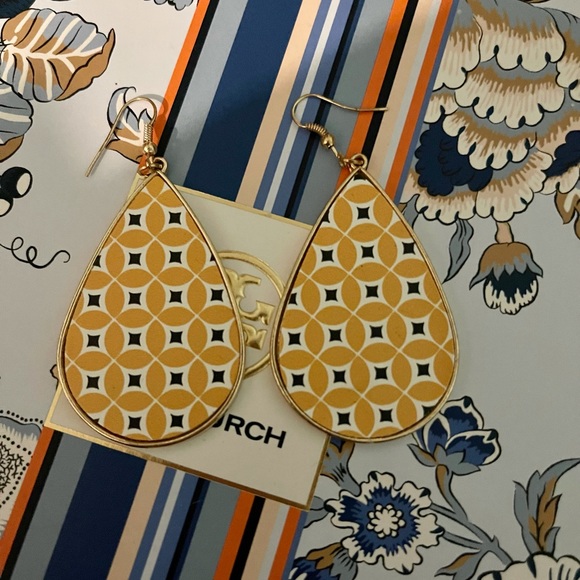 2 pairs of stylish  boutique earrings - Picture 1 of 3